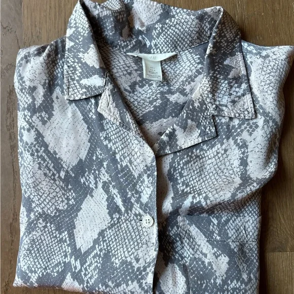 H&M light weight Viscose woven Cropped Drop Shoulder Button Up Shirt L - Picture 8 of 10